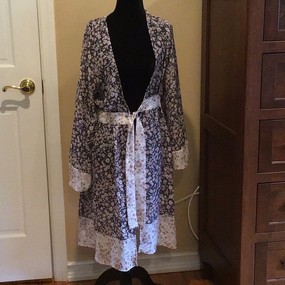 Floral Sheer Duster/Kimono. Size Small.